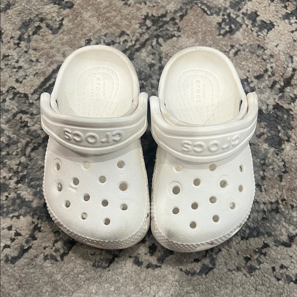 Toddler white crocs size 5 - Picture 2 of 9